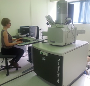 A photo of Ruth Knibbe with the scanning electron microscope