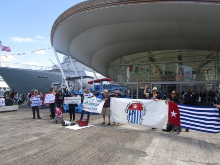 Demonstrators in Auckland hold up Morning Star flag to Indonesian sailors