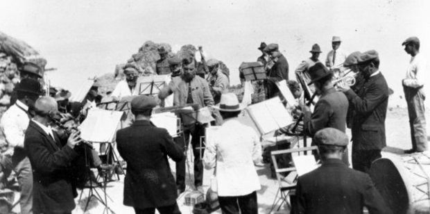 Rudolf Mersy conducting his fellow internees on Matiu Somes Island