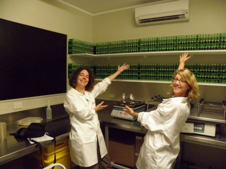 Katrin Hammerschmidt and Caroline Rose in the laboratory