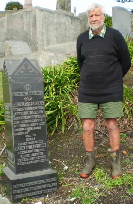 Dr Harvey September Robert Bremmer at the grave of Dr Harvey and wife Tilly small
