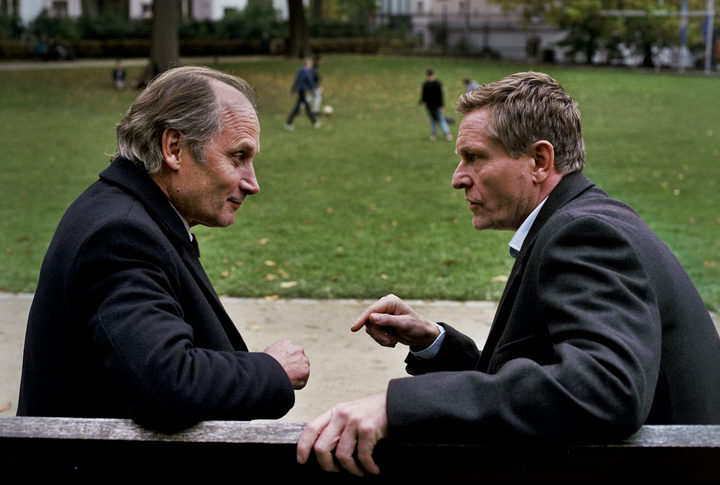 French actor Hippolyte Girardot (EU commissioner Fransk) and Jesper Berg negotiate on a Paris park bench.