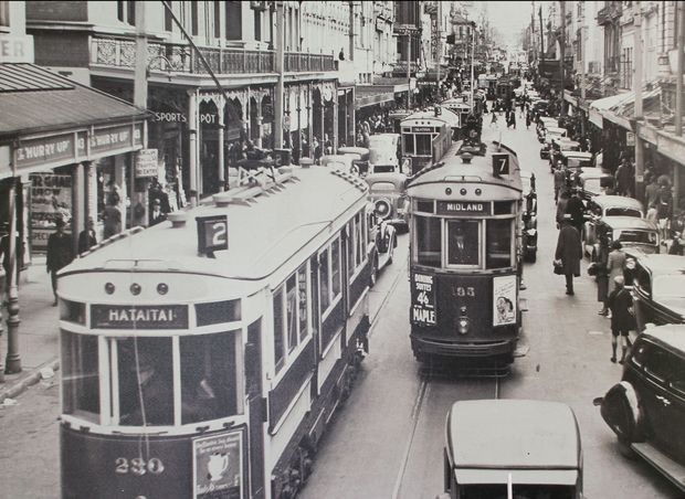 Trams Postwar Willis St at rush hour