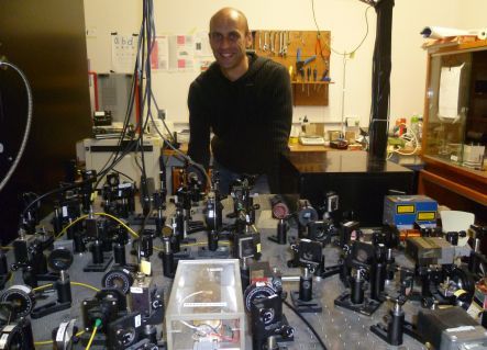 Maarten Hoogerland with the optical laser set-up in his physics lab